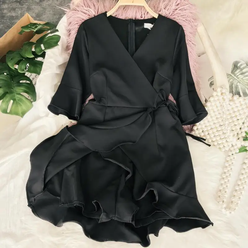 Женский комбинезон с оборками асимметричный коротким рукавом и v образным