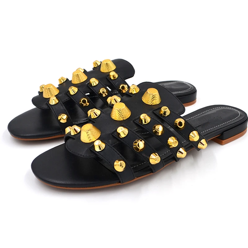 Роскошные летние шлепанцы на плоской подошве с золотыми металлическими шипами