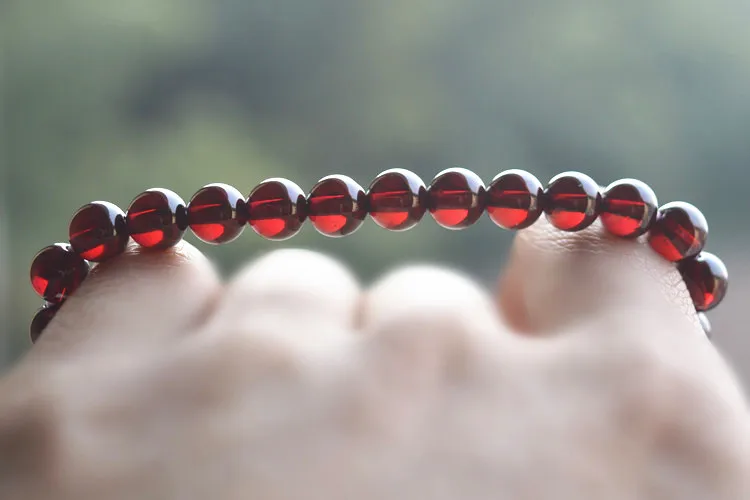 Женский браслет из бисера с натуральным винно-красным гранатом одной цепочкой