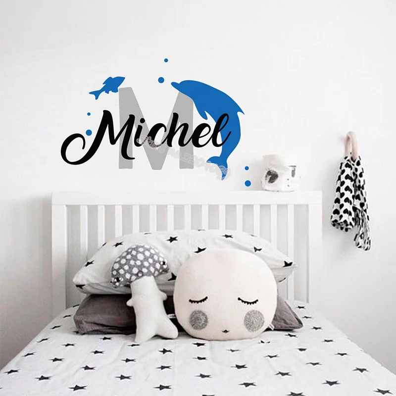 Пользовательское имя с симпатичным дельфином небольшой настенный стикер рыбка