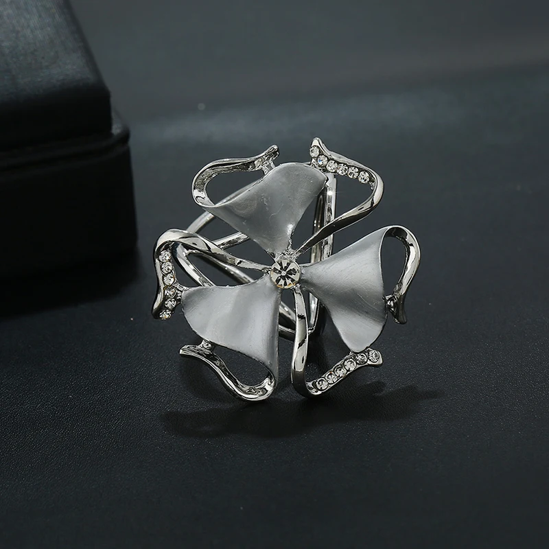 Новые Модные полые Стразы трициклическая Пряжка шарф клип-Броши для женщин