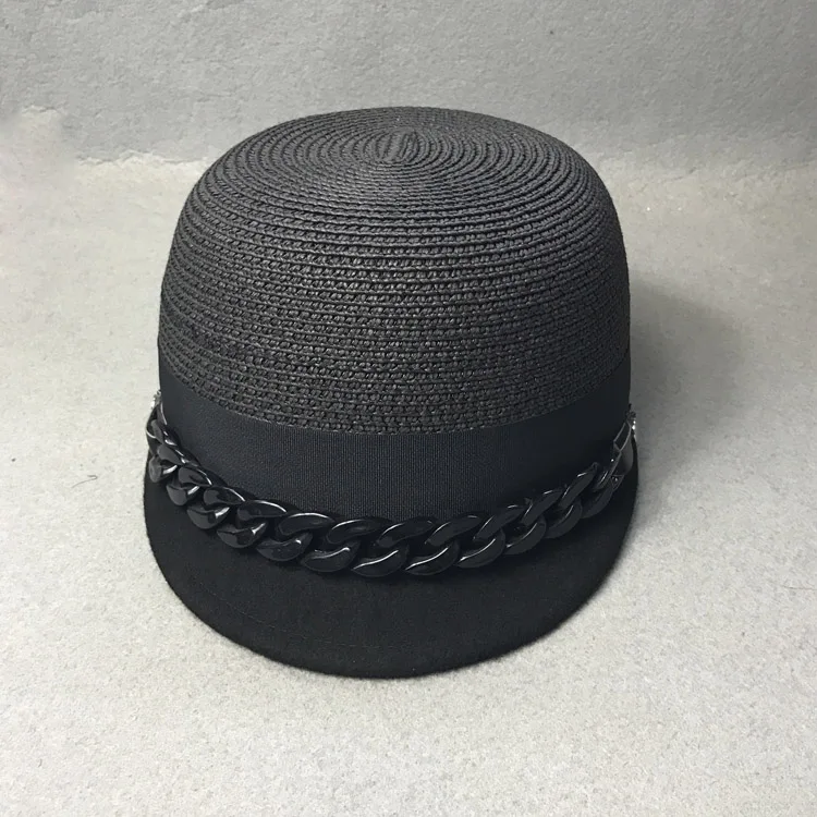 Летняя одежда соединяющая вместе короткая соломенная шляпа с цепочкой для