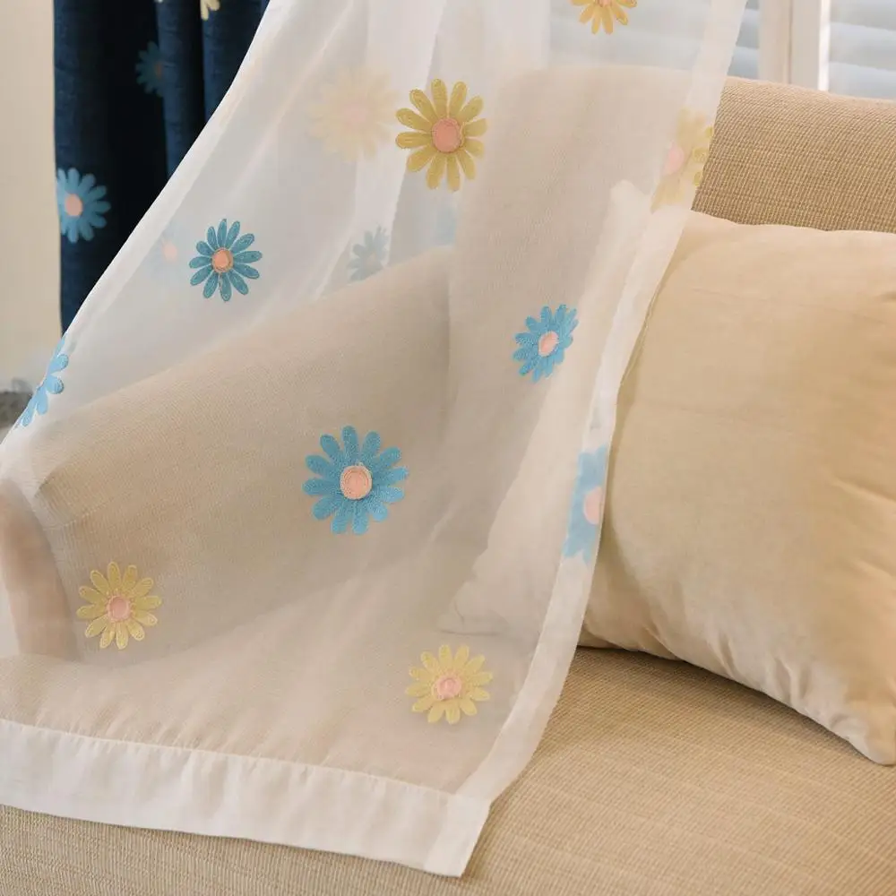 Синие и зеленые затемненные шторы с вышитыми солнечными цветами для детской