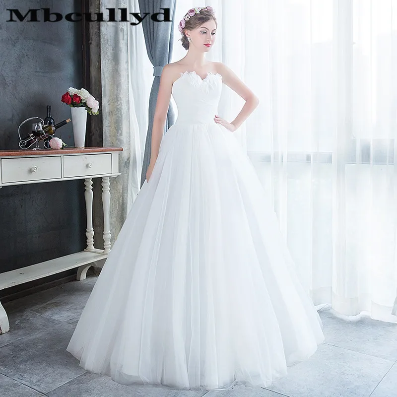 Длинное платье с перьями Mbcullyd цвета слоновой кости а силуэта 2019|Свадебные платья|