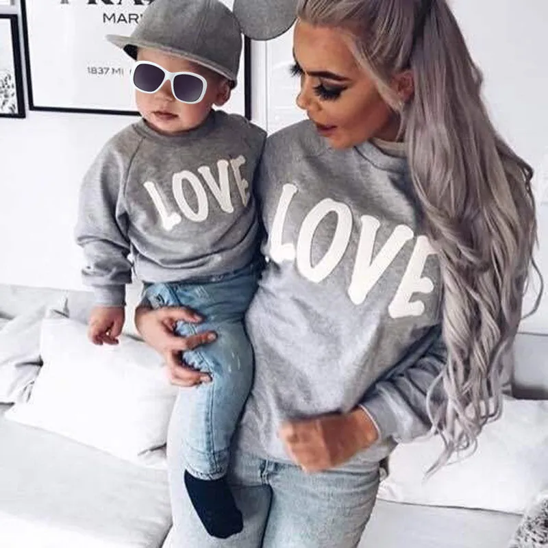 Простой женский свитер с длинным рукавом круглый воротник надписью LOVE