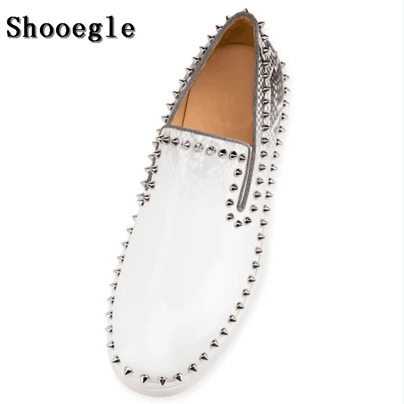SHOOEGLE/Новинка Белые мужские лоферы из змеиной кожи с заклепками Мужская обувь на