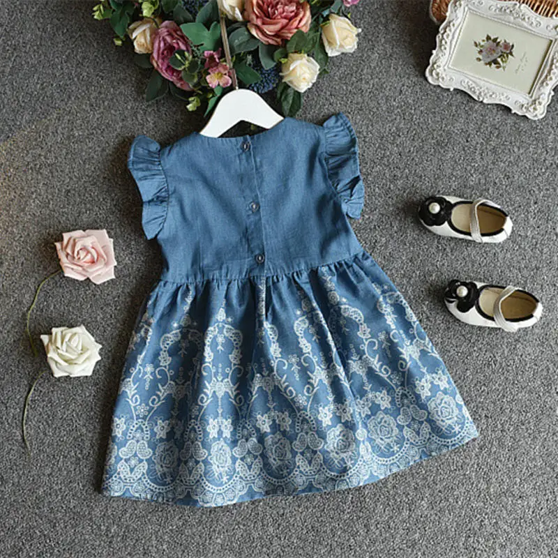 Детское джинсовое платье с оборками летнее повседневное синее цветочным принтом