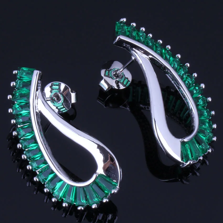 Драгоценные серьги гвоздики с зеленым кубическим цирконием и посеребренным