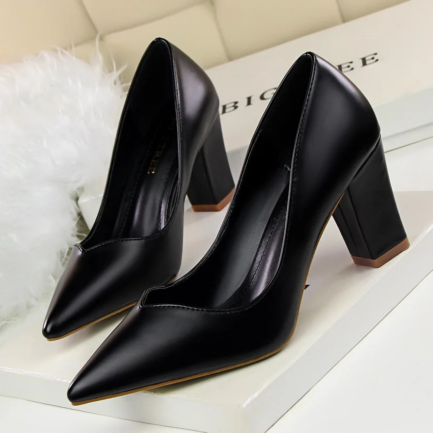 Модные простые и грубые туфли на высоком каблуке с острым носком пикантные