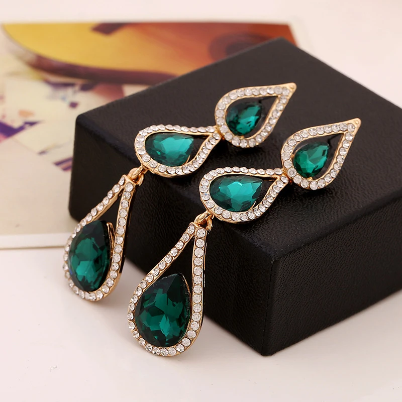 Крупные новые женские длинные серьги капельки с крупным глубоким зеленым камнем