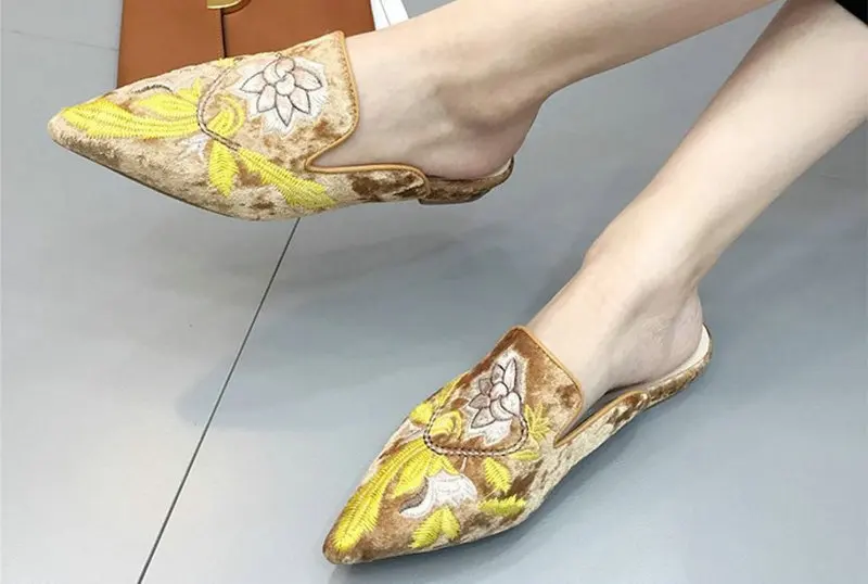 Золото бархатные Mules; Для женщин с вышитыми цветами тапочки острый носок из флока; мокасины на плоской подошве с цветочной вышивкой; подиумная Лоферы Туфли без каблуков