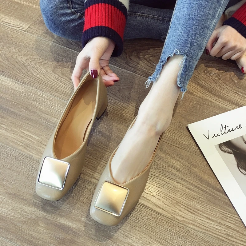 Новинка 2019 стильные женские туфли на плоской подошве с золотым носком без