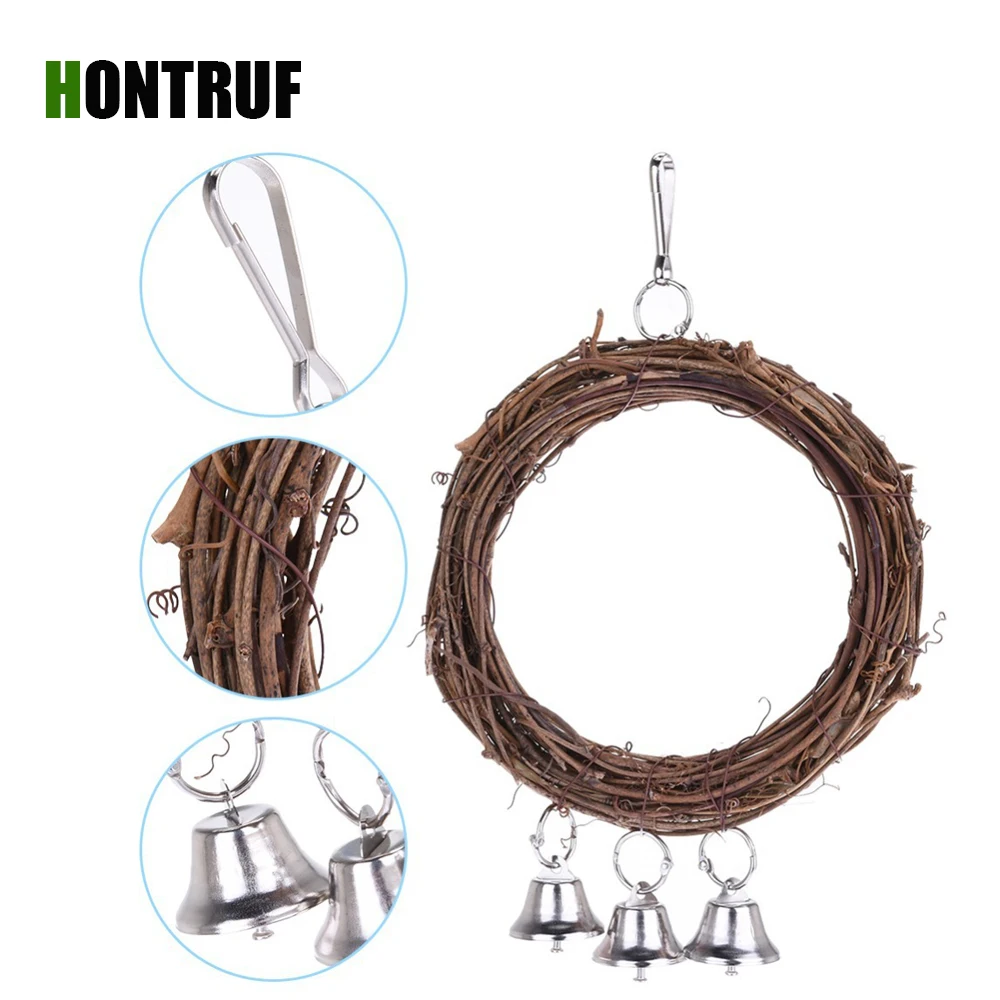 Качающееся кольцо из ротанга для попугаев и кокатилей с колокольчиком и цветком пиона на естественной деревянной подставке - привлекательная игрушка для домашних птиц, можно повесить как аксессуар на клетку.