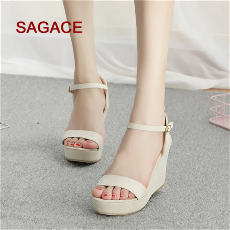 SAGACE/женские летние туфли на танкетке с открытым носком и металлической пряжкой |