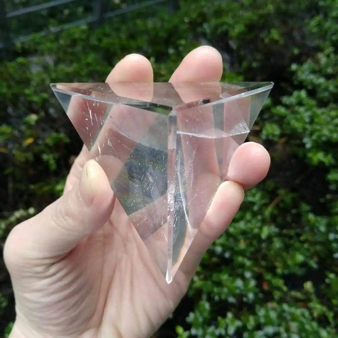 Tetrahedron Пирамида кварца природного чистого Поющая кристальная пирамида для