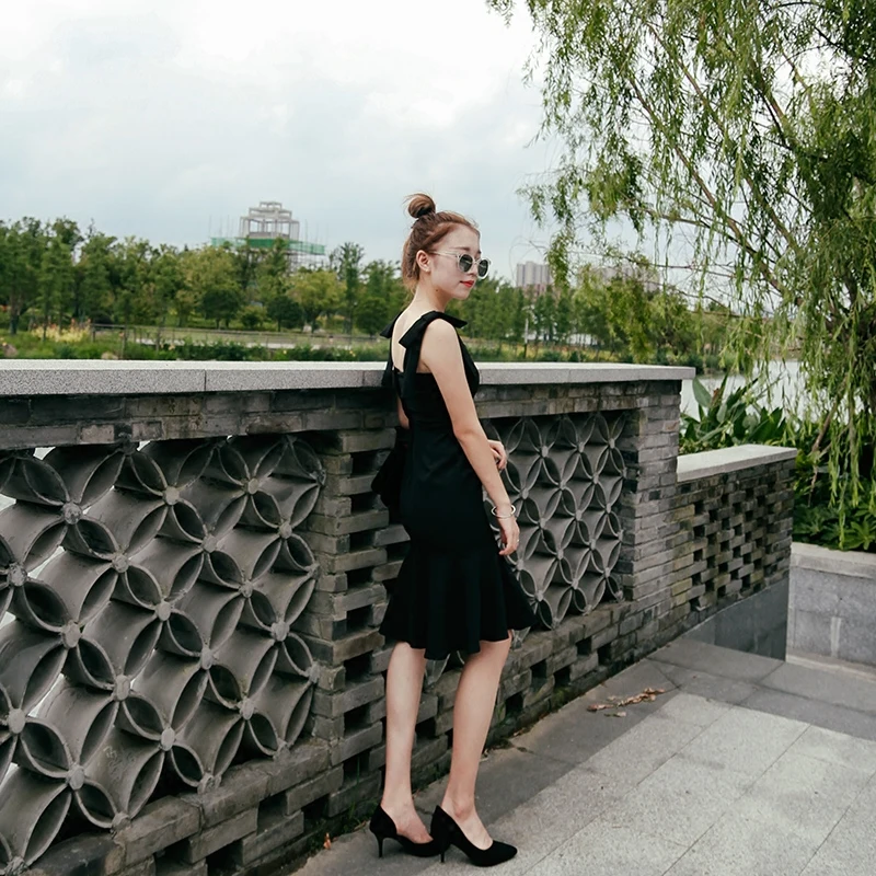 Женское винтажное платье в стиле Хепберн черное без рукавов ретро с квадратным