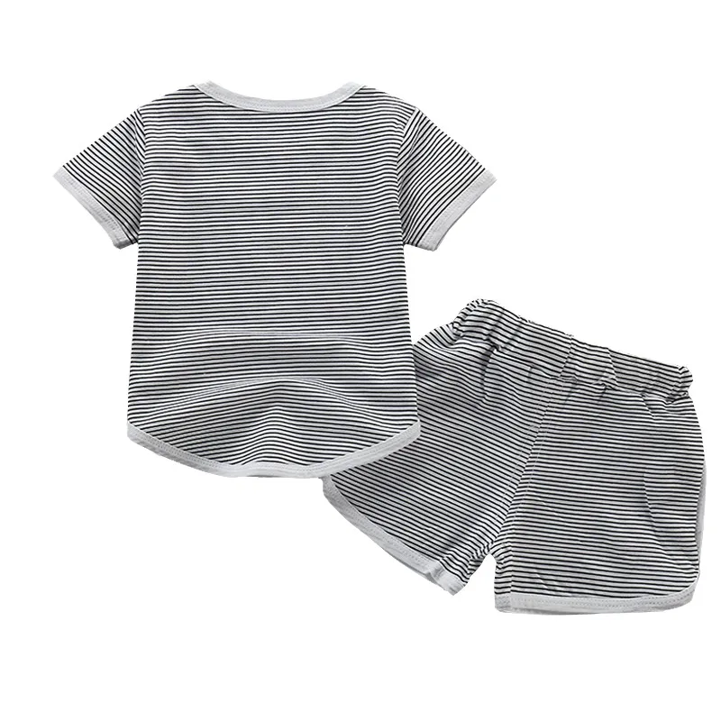 Летняя футболка в полоску с короткими рукавами и надписью для маленьких