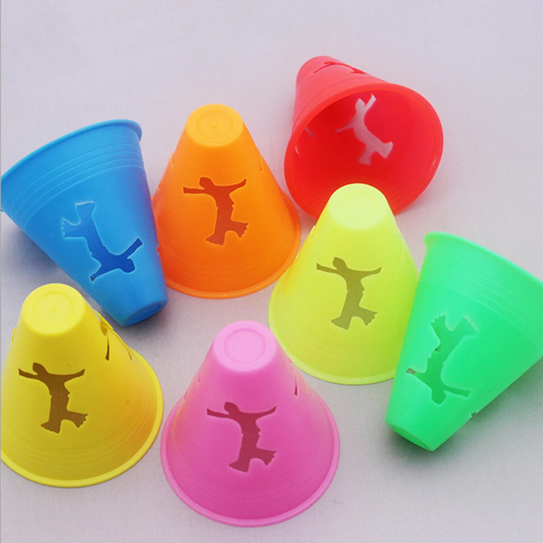 

20Pcs Hollow Figure Pattern Plastic Skating Cone Roadblock for Skating Roller Skates Football training- Color Random