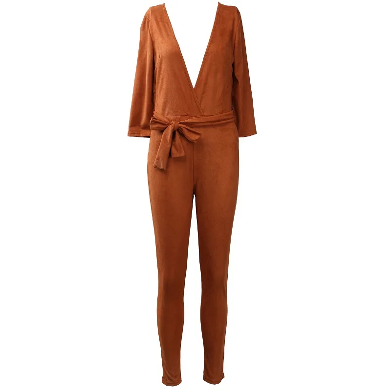 Женский облегающий замшевый комбинезон с глубоким v образным вырезом и поясом