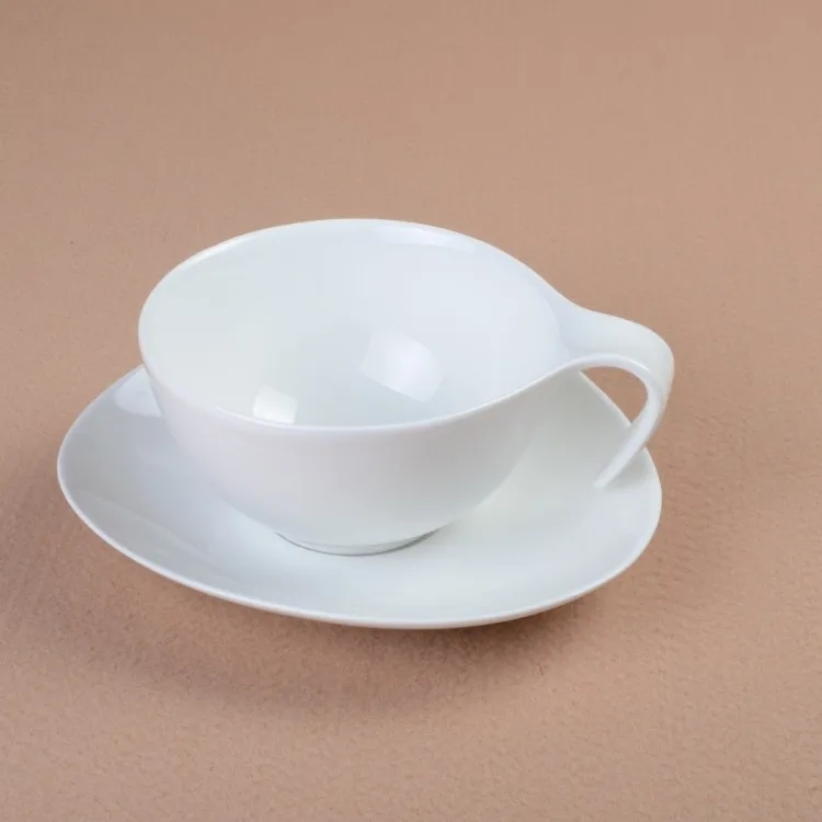 Стильная керамическая сервировочная чаша и тарелка фарфоровая обеденная чашка с