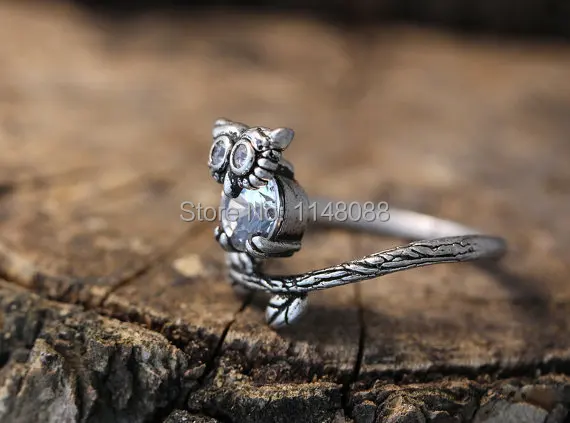 Женское кольцо с кристаллами в виде совы регулируемое черным кристаллом стиле
