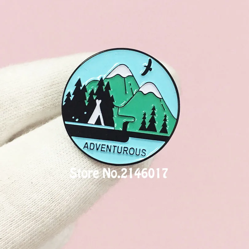 Outdoorsy Adventure ждет отворот булавки горы Эмаль Булавка авантюрный Пешие прогулки