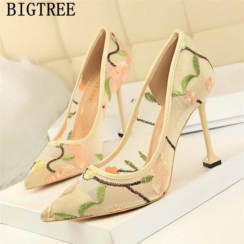 Туфли под платье женские Bigtree обувь с кружевом и вышивкой черные Фетиш насосы на