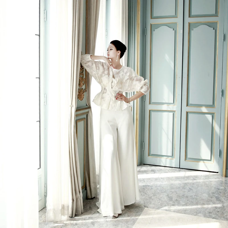 Женский костюм с кружевной блузкой и тонкими широкими брюками элегантный в