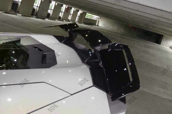 Задний спойлер из модифицированного углеродного волокна для переднего крыла