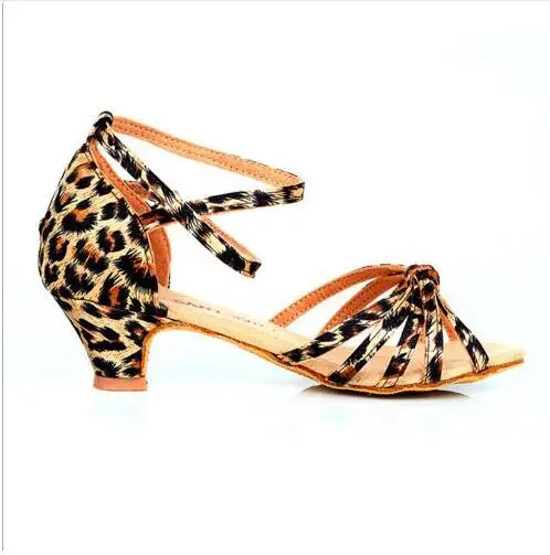 Новинка 2017 года женские босоножки на низком каблуке из сатина и кожзаменителя с