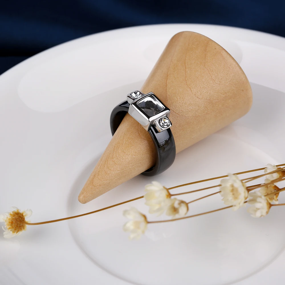 Уникальное геометрическое кольцо квадратной формы с кристаллом керамическое