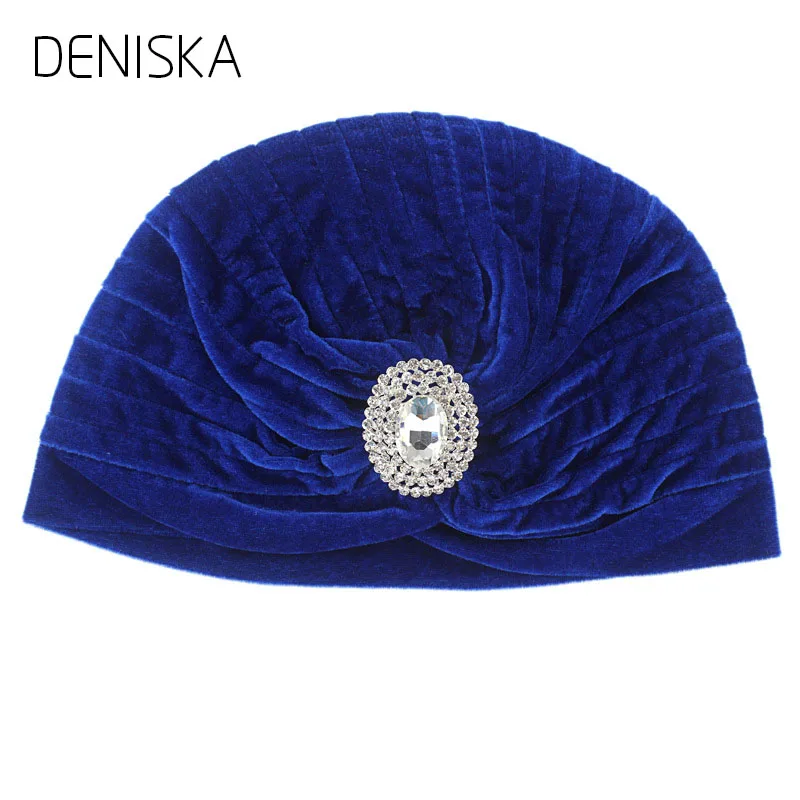 Дениска Новая мода Индия Шапка для женщин Тюрбан Хиджаб Повязка на голову из плюша с ювелирной брошью и ушными согревателями.