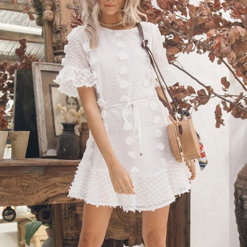 Женское жаккардовое платье с оборками короткое пляжное белого и бежевого цвета