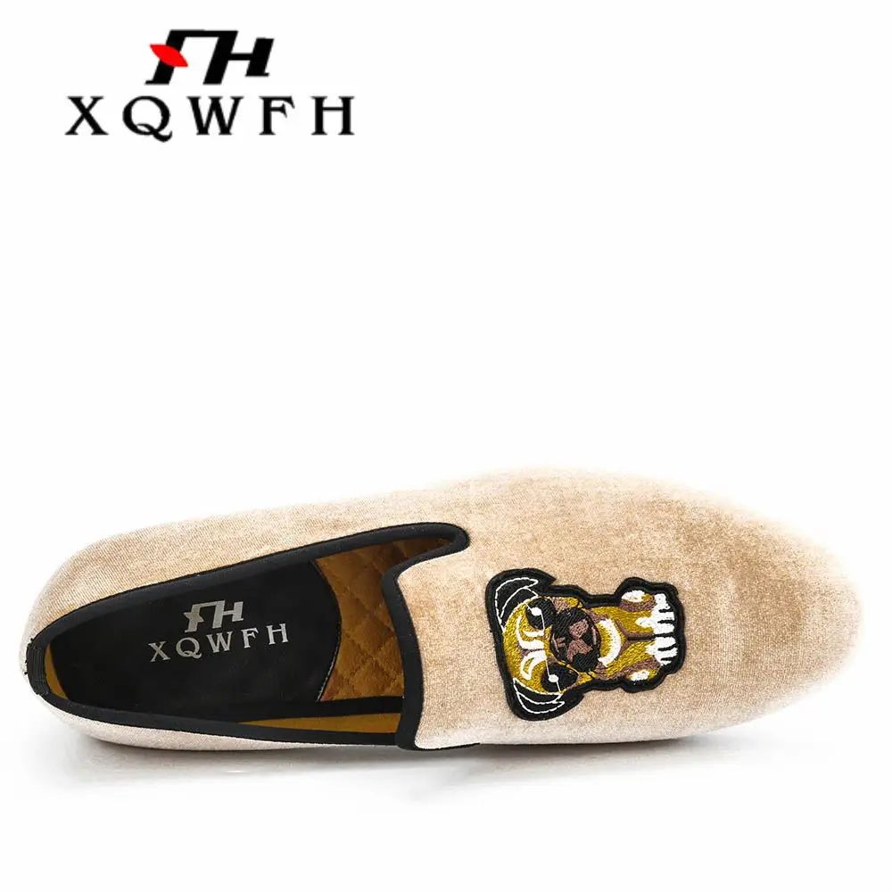 XQWFH/ новые стильные мужские бархатные лоферы; Модные Мужские модельные туфли с вышивкой; вечерние и свадебные мужские туфли