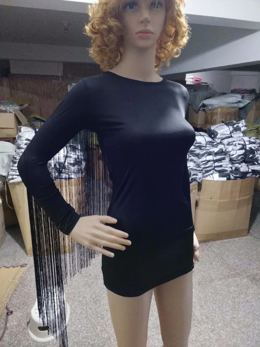 Короткое облегающее платье с бахромой и высокой талией длинным рукавом круглым