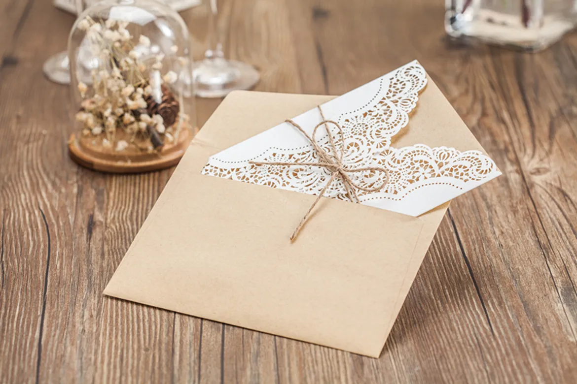 Персонализированные кружева белый Цвет Свадебное приглашение с коричневые