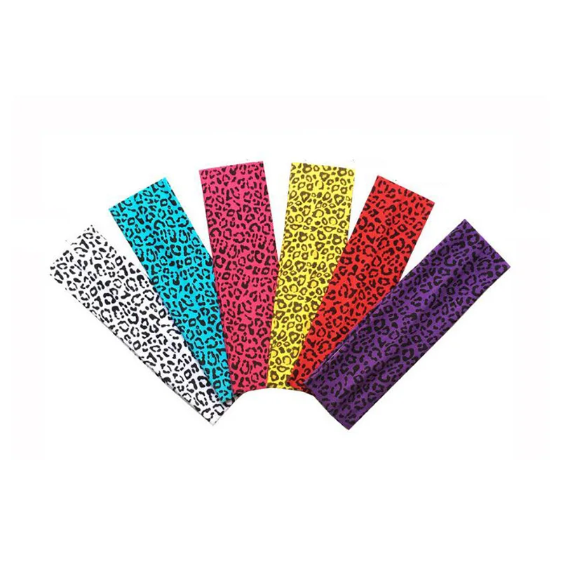 Женская спортивная повязка для волос с леопардовым принтом.