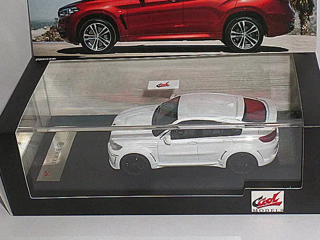 Коллекция 1/43 года литая модель автомобиля X6 Ay0001 белая | Игрушки и хобби