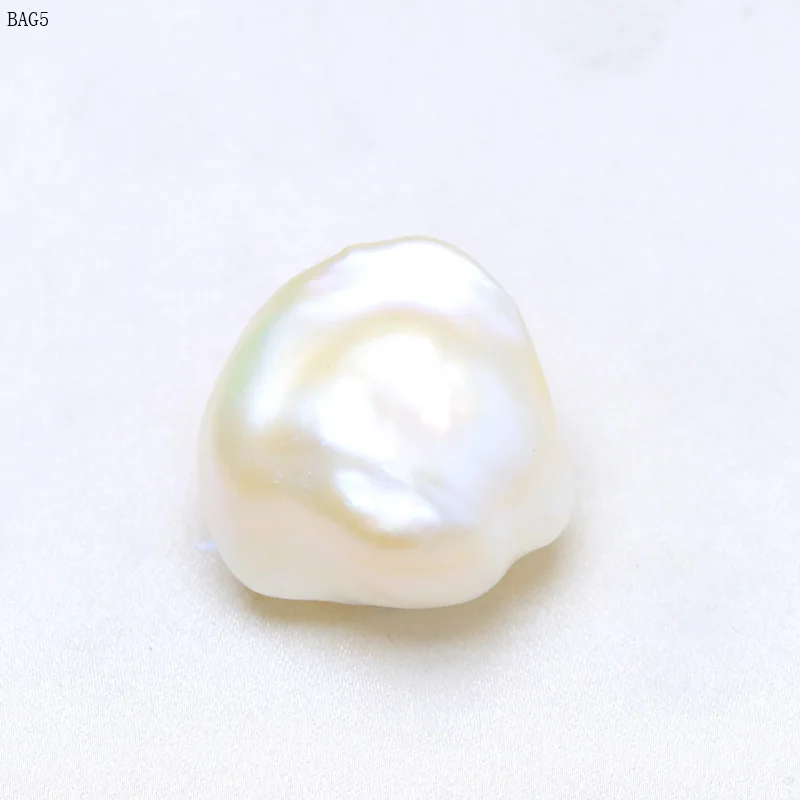 Белый геометрический барочный жемчуг в стиле барокко открывающий цвет