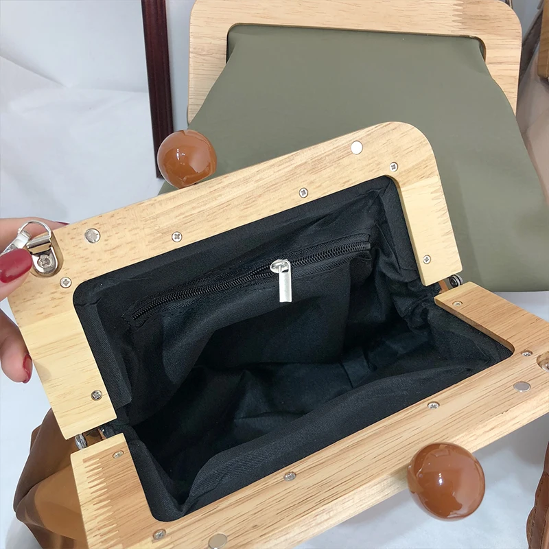 Сумка мессенджер DAUNAVIA женская с застежкой простой саквояж на плечо из мягкой