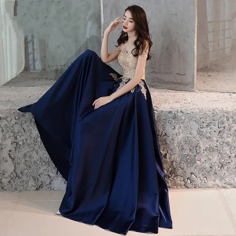 Женское вечернее платье с вырезом лодочкой золотистое кружевное темно-синее до