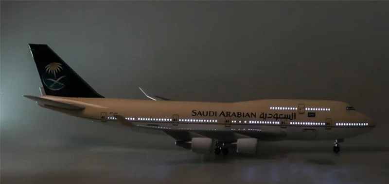 1/150 масштаб 47 см самолет Boeing B747-400 самолет Saudi Arabian Airlines модель W светильник и колеса литой под давлением пластиковый самолет