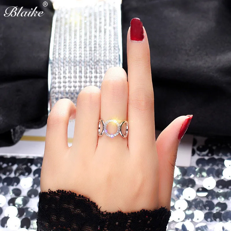 Женское кольцо Blaike круглое регулируемое с белым цирконием