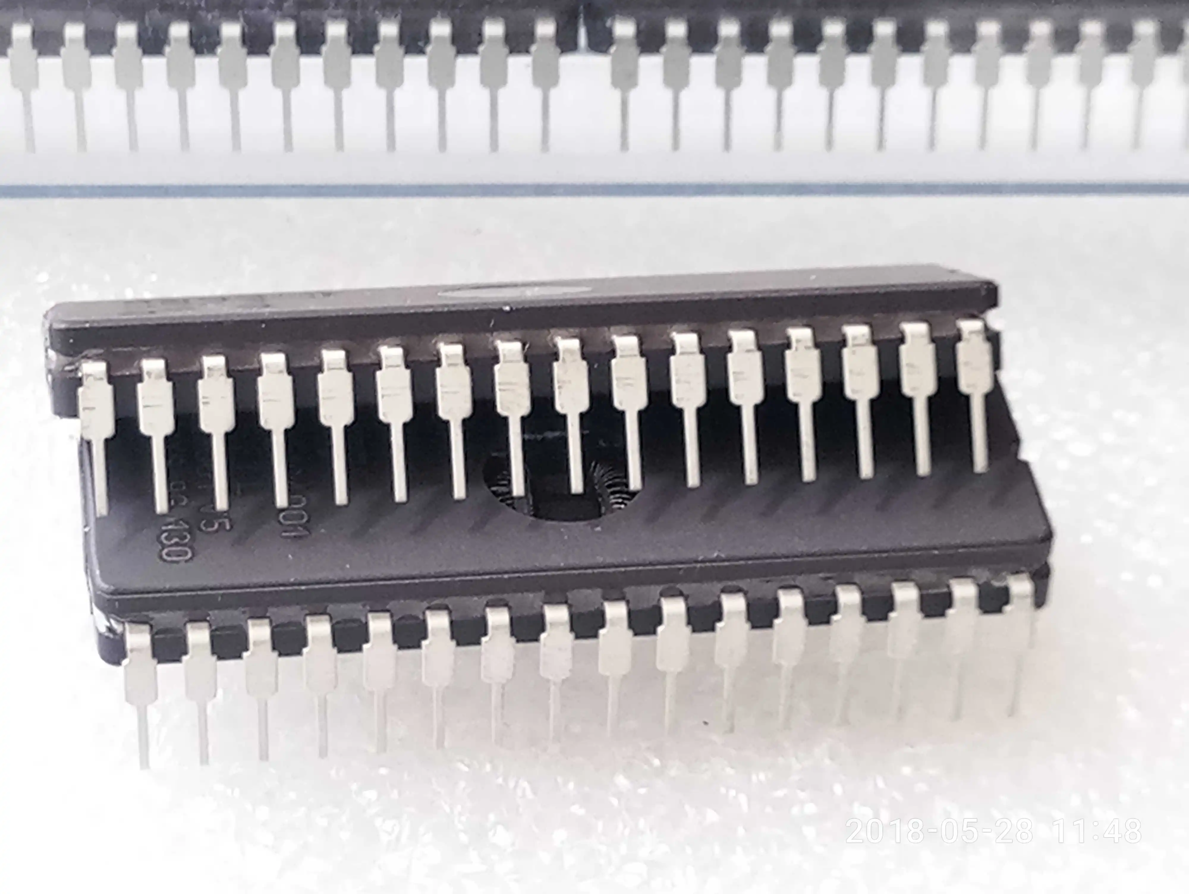 10 шт./лот M27C2001 M27C2001-12F1 27C2001 CDIP32 IC EPROM 2 Мбит 120NS чипы памяти автомобиля новый запас |