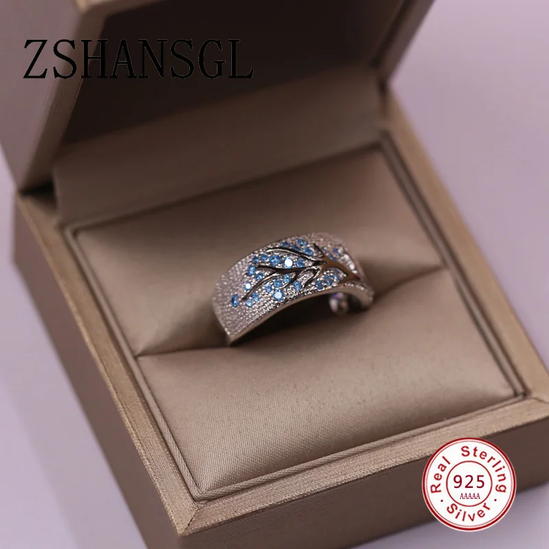 Женское свадебное кольцо с крупными фианитами простое геометрическое зелеными