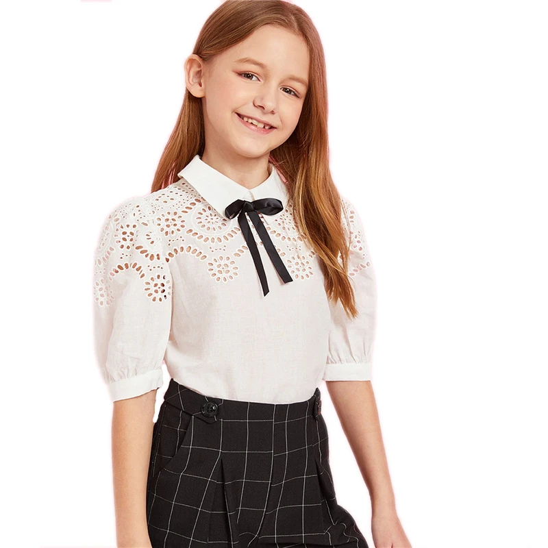 SHEIN kids/белая блузка для девочек с бантом и вырезами спереди; Элегантная блузка для девочек; одежда для детей; коллекция года; сезон лето; милые топы на молнии с пышными рукавами и контрастным кружевом