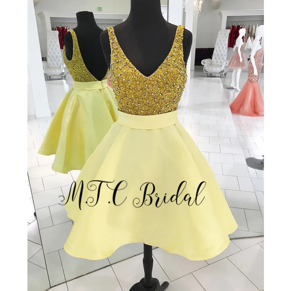 

2019 Light Yellow Short Prom Dresses Backless V Neck Knee Length Crystals Satin Custom Made Evening Party Gowns Robe De Soiree