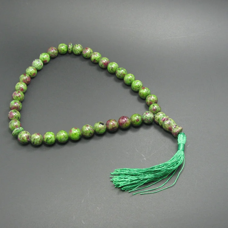Синтетический эпидот 33 бусины зеленые и красные круглые 12 мм молитвенные |