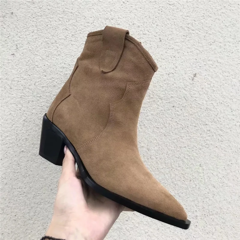 Лаконичные замшевые короткие сапоги женские рыцарские на квадратном каблуке