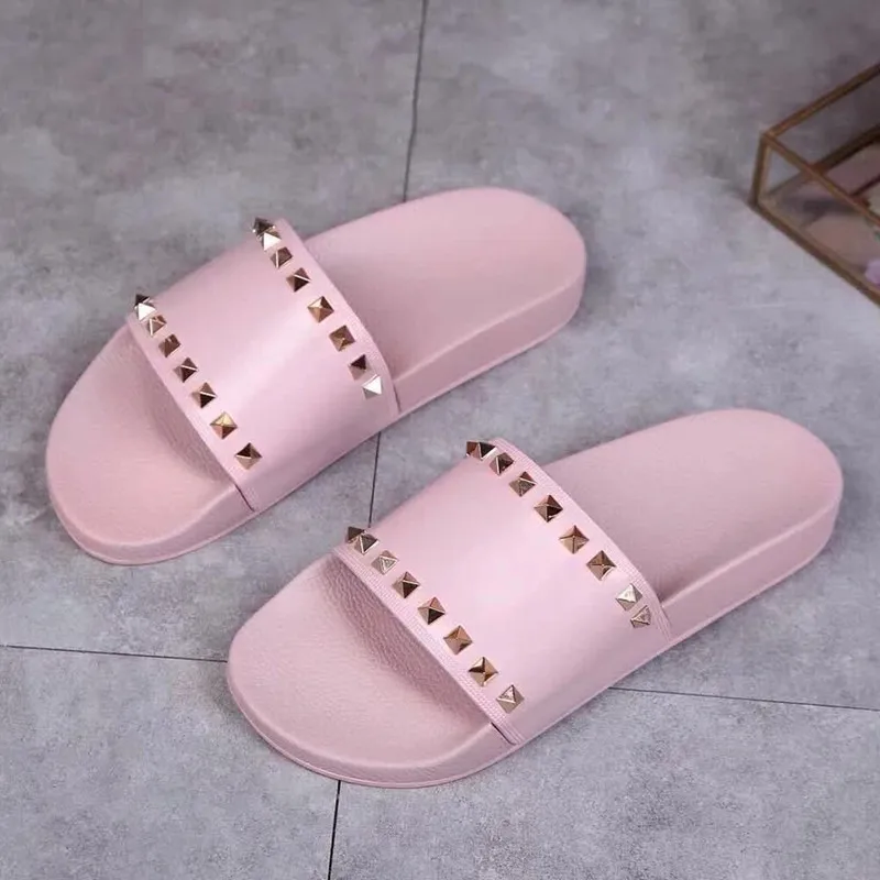 gold rivets pink Yiyayi/шлепанцы с металлическими заклепками; сезон лето; ПВХ; открытый носок; Водонепроницаемая Обувь Для подиума; лаконичный дизайн; женские шлепанцы на плоской подошве; Цвет черный, белый - Цвет: gold rivets pink